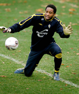 Eddie Gustafsson, (målvakt) Sverige