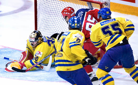 Johan Holmqvist, målvakt slänger sig ut