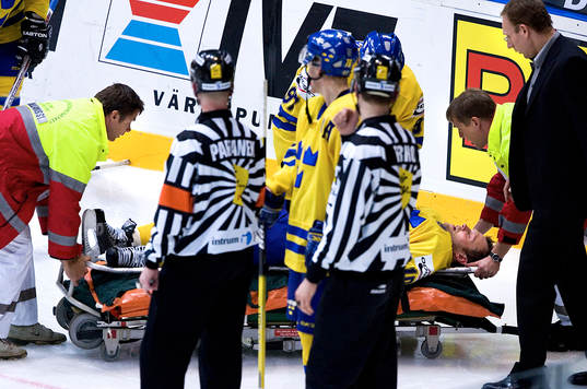 Johan Holmqvist fick bäras av