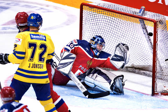 Sergei Zvyagin, målvakt Ryssland släpper in pucken bakom