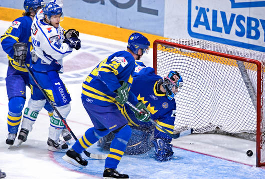 Tony Salmelainen, Finland får in 2-0 bakom Stefan Liv,