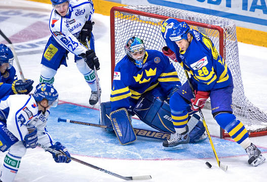 Marcus Ragnarsson försöker hjälpa Stefan Liv, målvakt