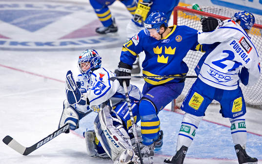 Fredrik Norrena, målvakt Finland täcker upp sitt mål