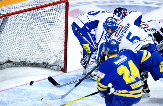 Sverige var så nära som att pucken rullade på mållinjen