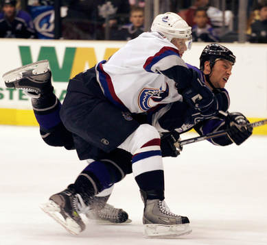 Markus Näslund, Canucks tacklar Sean Avery, Kings