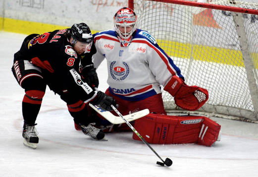 Kim Staal, Malmö, lurar ner Timo Leinonen, (målvakt)