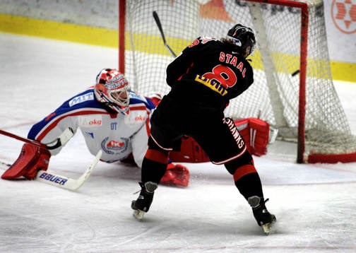 Kim Staal, Malmö, lurar ner Timo Leinonen, (målvakt)