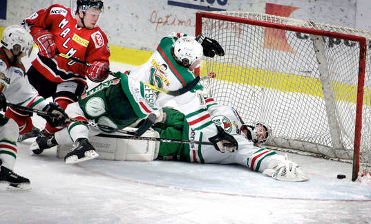 Markus Matthiasson, Malmö lägger en puck mot mål som