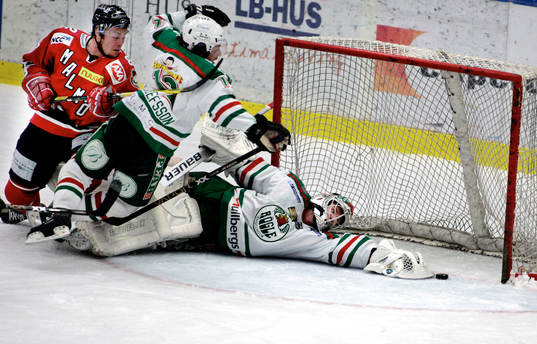 Markus Matthiasson, Malmö lägger en puck mot mål som