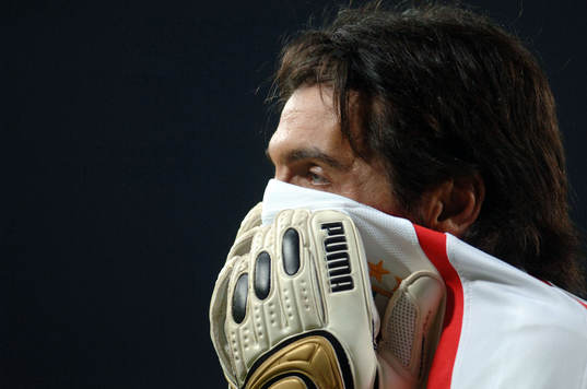 Gianluigi Buffon skyffar sig mot tårgas