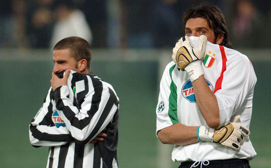 Gianluigi Buffon skyddar sig mot tårgas