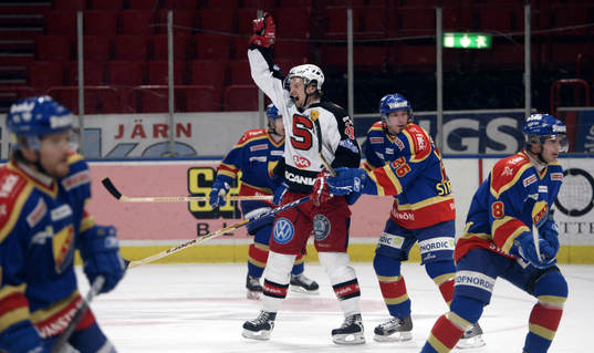 Anders Burström och målskytt Erik Norbäck jubel