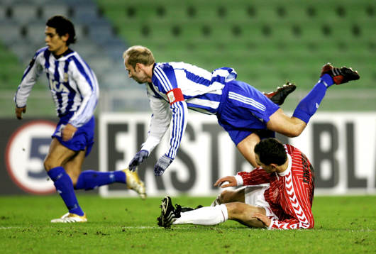 Håkan Mild, IFK Göteborg faller över Martin Ericsson,