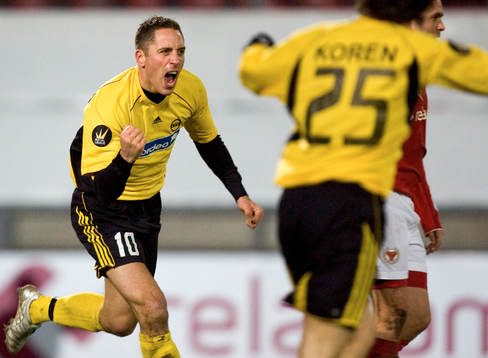0-2 jubel av målskytten Magnus Powell