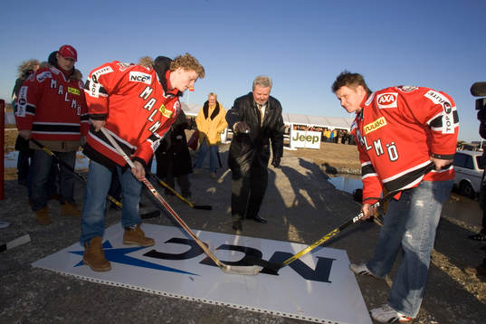 Ishockey, Ny arena i Malmö, Percy Nilsson, släpper pucken