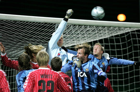 Jimmy Nielsen, Aalborg (målvakt) boxar undan bollen