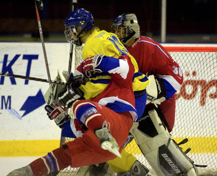 Patrik Berglund, Sverige, drar ner en tjeckisk spelare