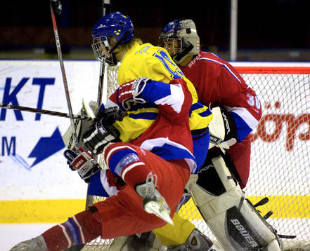 Patrik Berglund, Sverige, drar ner en tjeckisk spelare