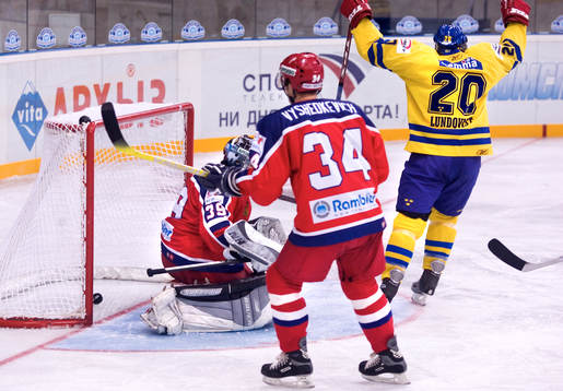 Joel Lundqvist har slagit in 2-1 för Sverige