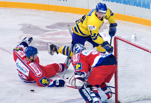 Mika Hannula, Sverige försöker spela in framför mål