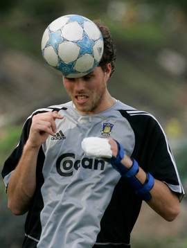 Johan Elmander tränar igen med specialskydd för sin hand,