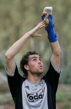 Johan Elmander tränar igen med specialskydd för sin hand,