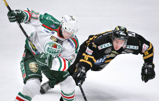 Mikael Johansson, Rögle laddar för skott. Andreas Frisk,