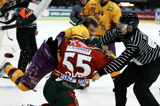 Emil Kåberg, Färjestad och Johnny Oduya, Frölunda i
