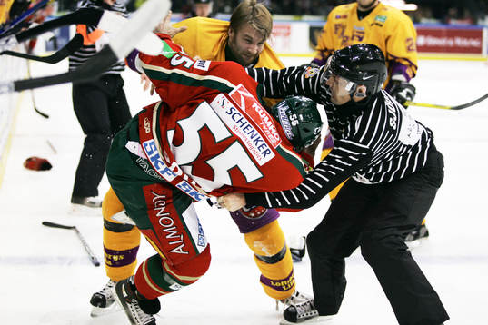 Emil Kåberg, Färjestad och Johnny Oduya, Frölunda i
