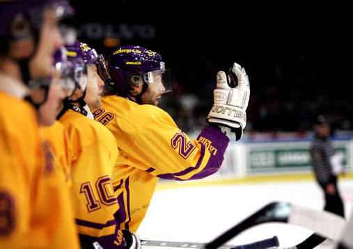 Emil Kåberg ropar till Johnny Odoya vilket leder till att