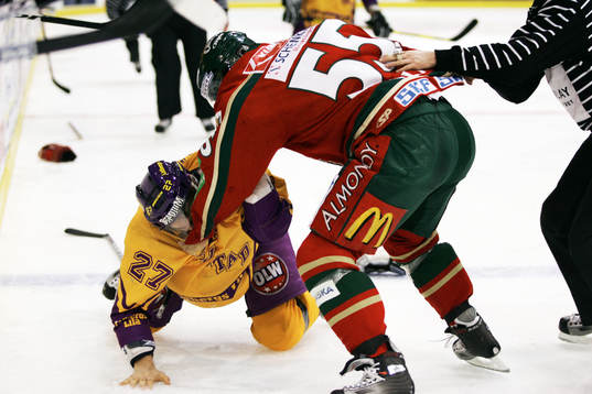 Emil Kåberg, Färjestad och Johnny Oduya, Frölunda,
