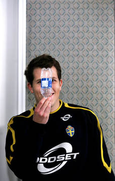 Tobias Hysén, försöker gömma sig bakom sin vattenflaska