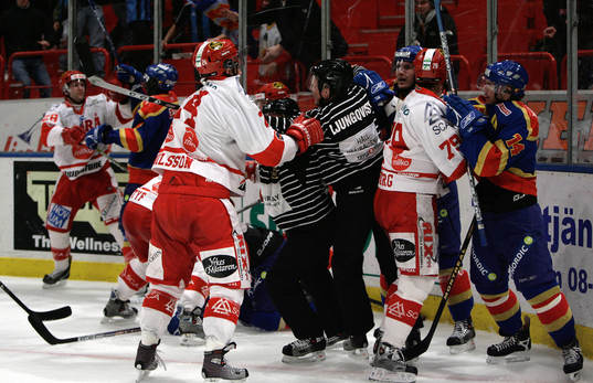 Storbråk utbröt i slutsekunderna av matchen