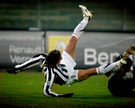 Zlatan Ibrahimovic, Juventus fälls av Fontana, (målvakt)
