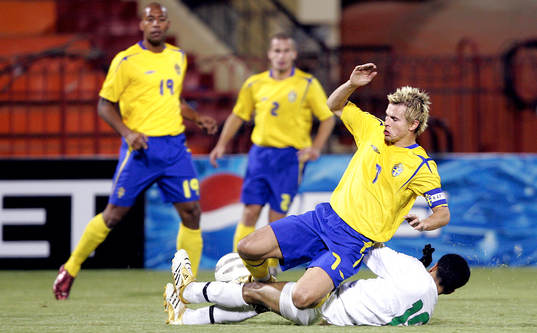 Niclas Alexandersson glidtacklas av Mohammed Ameem Haidar