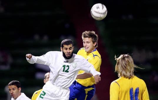 Anders Svensson går upp i nickduell med Abdulaziz Mohammed