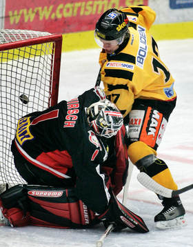 Andreas Falk, Skellefteå har en chans men Corey Hirsch
