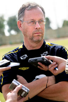 Lars Lagerbäck läste upp en lapp för journalisterna