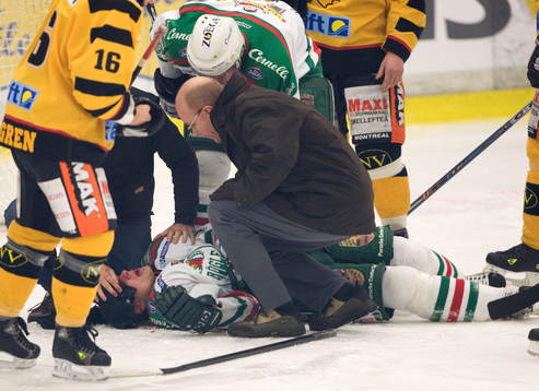 Peter Jönsson, Rögle, träffades av en puck. Skada
