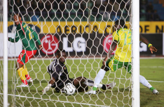 Albert Meyong gör andra målet för Camerun