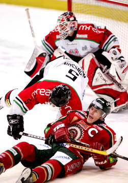 Hans Jonsson, Modo ramlar över Jonas Johnson, Frölunda. I