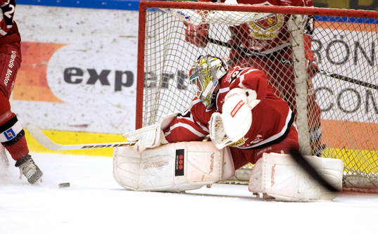 Pucken på väg in bakom Gusten Törnqvist, målvakt,