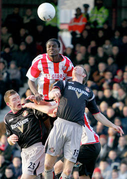 Sam Sodje, Brentford, nickduell med Neil Collins och Danny