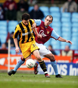 Port Vale's Sam Togwell och Villa's Gavin McCann