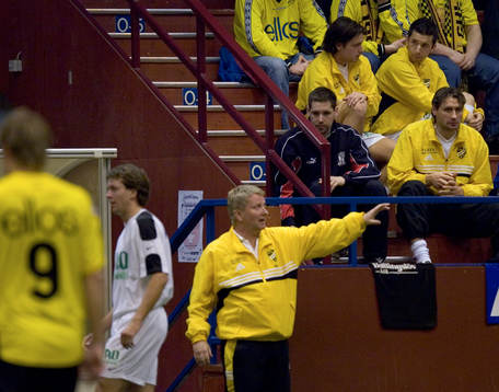 Oj, tre IFK-are på läktaren, skadade, när Peter "Kuno"