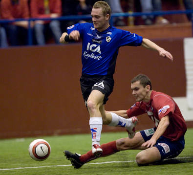 Emil Jensen flyger över utsträckt Öster-ben