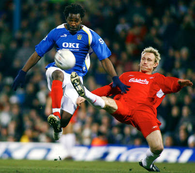 Vincent Pericard, Portsmouth tacklas av Sami Hyypia,