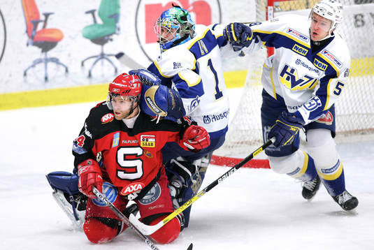 Stefan Liv, målvakt Hv71 är ute och täcker