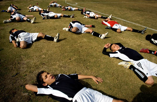 Reportage om fotboll i USA. Ungdomsturnering i staden