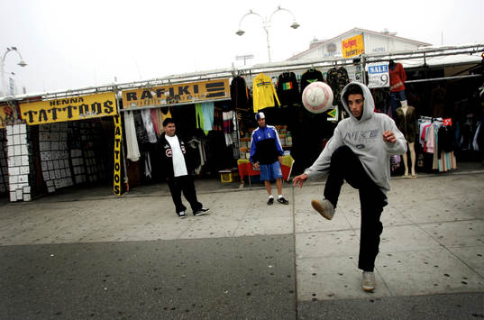 Reportage om fotboll i USA. Gatufotboll i Venice Beach